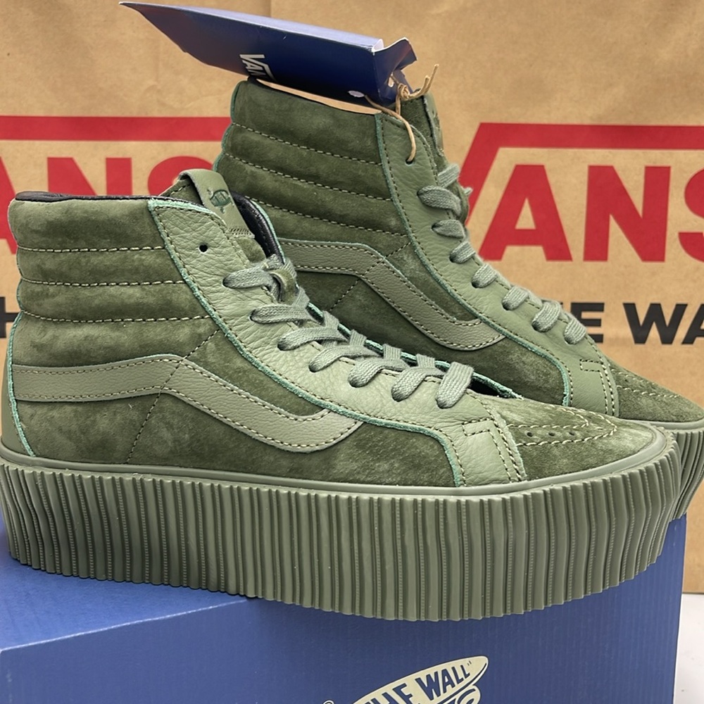Vans WMNS Sk8-Hi Reissue 3 Platform Lx Suede/Leather Army
VN000CNFARM
Mono Snkrs - Picture 7 of 16